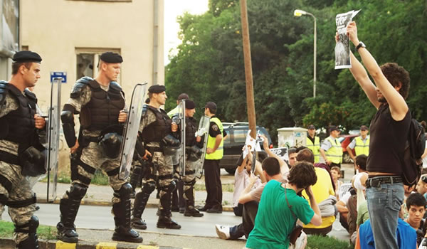 Петар Стојковиќ протестира против полициската бруталност во Северна Македонија